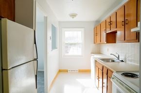Lyndhurst apartment for rent - Kitchen with wood cabinets