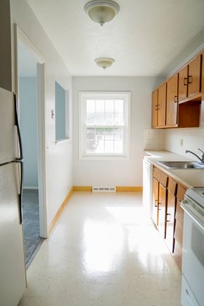 Lyndhurst apartment for rent - a kitchen with a sink and a window