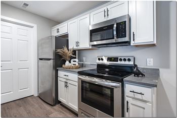 Quartz countertops & stainless steel appliances