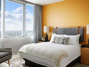 Chicago apartment for rent - Sentral Michigan Avenue Two-Bedroom Master Bedroom