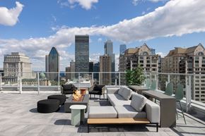 Montréal apartment for rent - A rooftop patio with a fire pit and seating area.