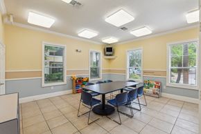 Largo apartment for rent - a room with a table and chairs