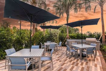 Outdoor bbq & kitchen area