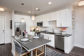 Atlanta apartment for rent - Kitchen at Glenn Perimeter, Atlanta, GA, 30328