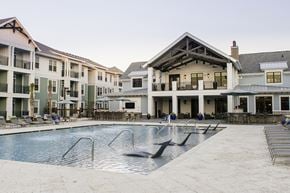 Charleston apartment for rent - A large swimming pool in front of a resort style building at Wharf 7 Apartments, Charleston, SC