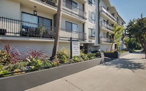West Hollywood apartment for rent - Sweetzer Towers