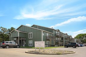 Topeka apartment for rent - A sign in front of an apartment complex's parking that says "Wanamaker View"