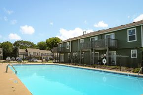 Lawrence townhouse for rent - the swimming pool at the falls at rolland park apartments fl