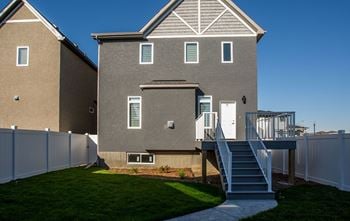 Fenced in backyard (homes only)