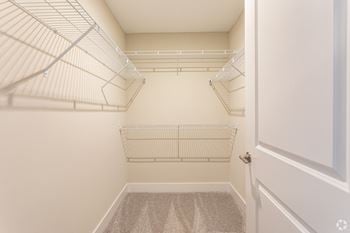 Walk-in-closet