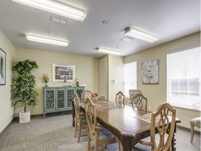 Brunswick apartment for rent - A dining room with a wooden table and chairs.