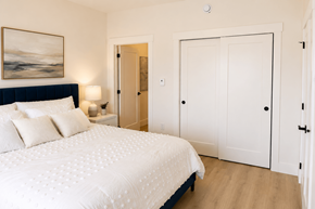 Dieppe apartment for rent - A bedroom with a large bed and a painting on the wall.