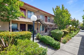 Rohnert Park apartment for rent - Courtyard at Manor Apartments, Rohnert Park, California