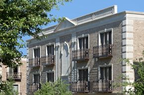 Dallas apartment for rent - A building with a balcony and a tree in front of it.