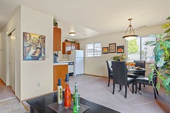 Fully equipped eat-in kitchen