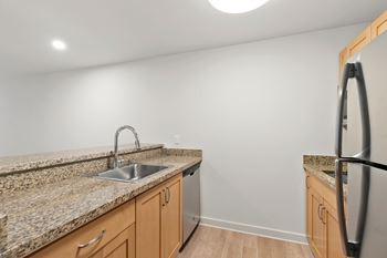 Kitchen with stainless steel sink5