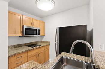 Kitchen with sink and granite countertop4