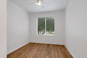 Room with ceiling fan8