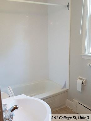 Kingston apartment for rent - 261 College St Unit 2