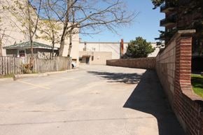Kingston apartment for rent - 844 Princess Street - parking