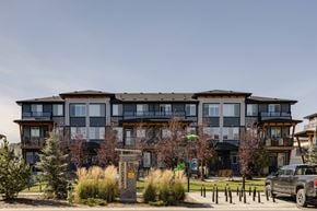 Calgary townhouse for rent - A large apartment building with a sign that says