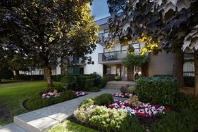 Burnaby apartment for rent - a view of the exterior of the building