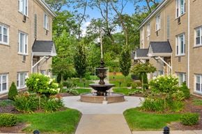 Lombard apartment for rent - A courtyard with a fountain surrounded by buildings.