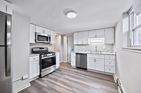 Lombard apartment for rent - A kitchen with a refrigerator, oven, and microwave.