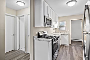 Lombard apartment for rent - A kitchen with a stove top oven and a refrigerator.