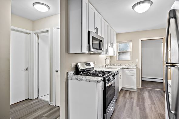 Lombard apartment for rent - A kitchen with a stove top oven and a refrigerator.