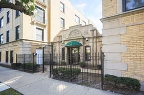 Chicago apartment for rent - Wilson Court Exterior Entrance