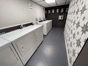 Chicago apartment for rent - Barry Court Laundry Room