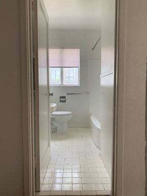 San Antonio apartment for rent - Broadway Bathroom