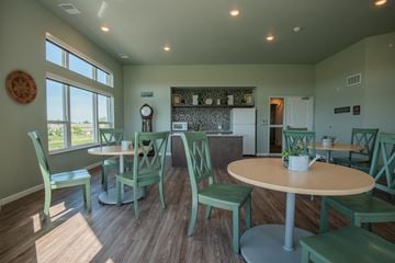 Hugo apartment for rent - A dining room with a round table and chairs.