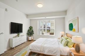 Newport apartment for rent - A bedroom with a large bed, a flat screen TV, and a window with blinds.