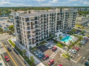 Palmetto Bay apartment for rent - A large apartment building with a pool in the front yard.