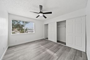 Wilmington apartment for rent - A room with a ceiling fan and a window with blinds.
