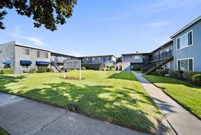 Fullerton apartment for rent - A sunny day at the Palmetto Dental Centre with a clear blue sky.