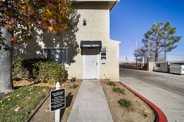 Palmdale apartment for rent - A sign in front of a building that says "LEARNING CENTER".