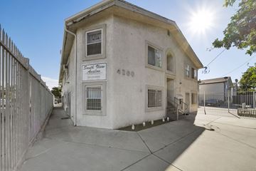 Los Angeles apartment for rent - A sunny day at the Southmoor Avenue, house number 4320.