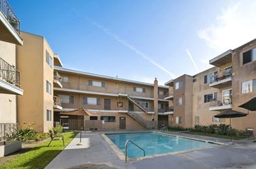 Hawthorne apartment for rent - A large apartment complex with a pool in the middle.