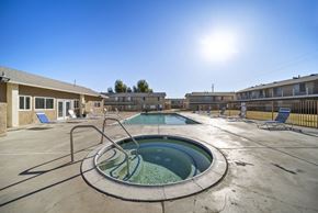 Hesperia apartment for rent - A sunny day at the outdoor pool with a hot tub.