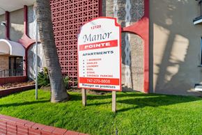 Hawthorne apartment for rent - A sign for the Maror Apartments is displayed in front of a building.