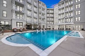 Atlanta apartment for rent - a swimming pool in the middle of an apartment building