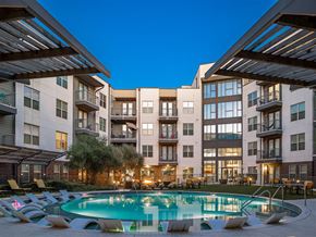 Dallas apartment for rent - a large swimming pool in the middle of an apartment building