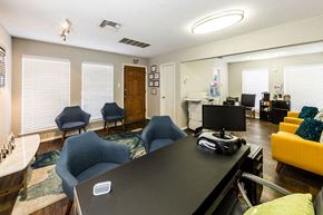 Austin apartment for rent - A conference room with a black table and blue chairs.