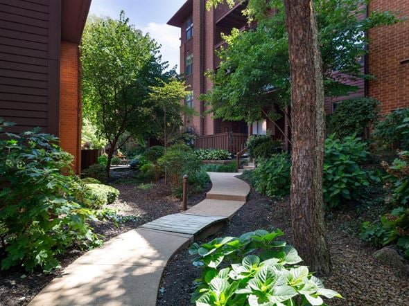 Chesterfield townhouse for rent - Beautifully landscaped walking paths