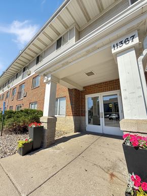 Minnetonka apartment for rent - The front of the Crown Ridge Apartments building in