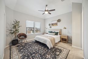 Houston townhouse for rent - A bedroom with a bed, chair, and a rug.