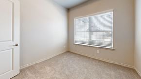 Red Oak townhouse for rent - A room with a carpeted floor and a window with blinds.